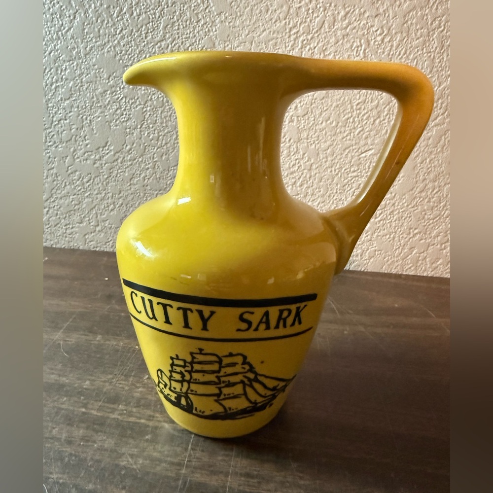 VINTAGE CERAMIC CUTTY SARK SCOTCH WHISKEY PITCHER YELLOW Hard to find style